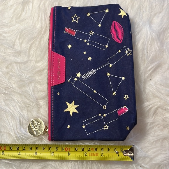 A gorgeous ESTEE LAUDER cosmetic bag 🐬 - Picture 7 of 7